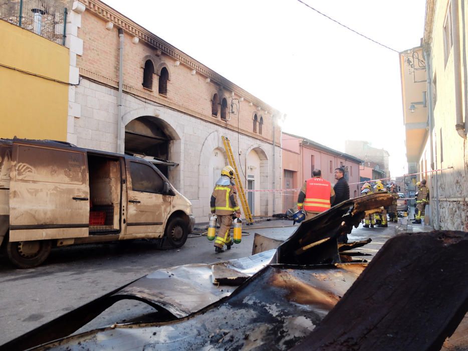 Els efectius d''emergències treballant en el foc de Vilafant