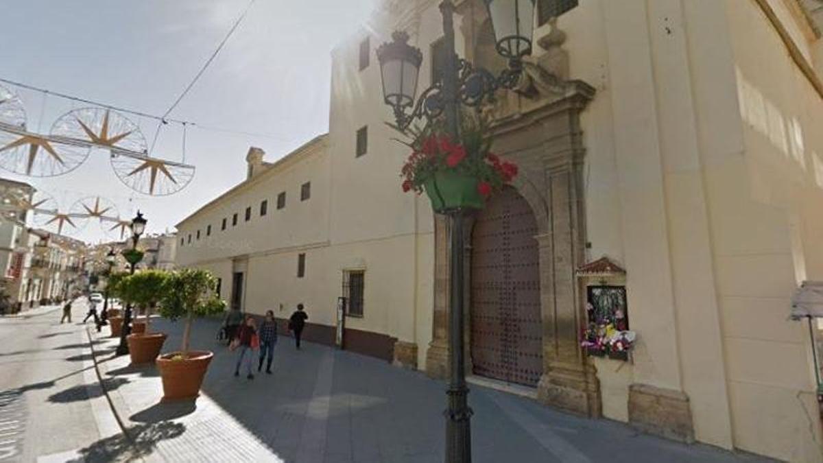 La concejala Cynthia García, delante de las pinturas del muro de la fachada del convento de Las Carmelitas.