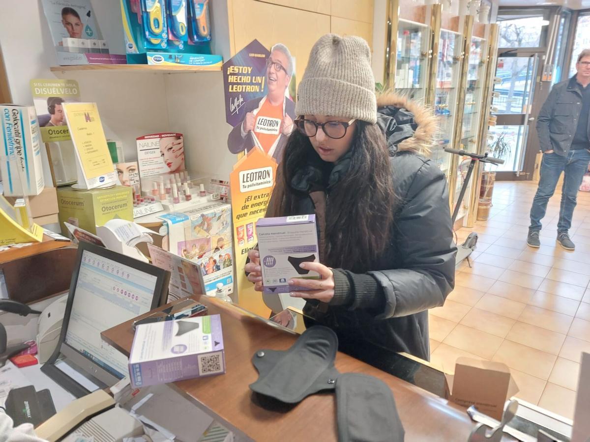 Una usuària adquirint les calces menstruals en una farmàcia de Girona, a l'inici de la campanya.