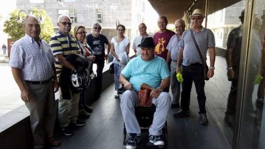 Representantes vecinales de O Hío, tras una reunión en el Concello. // G.N.