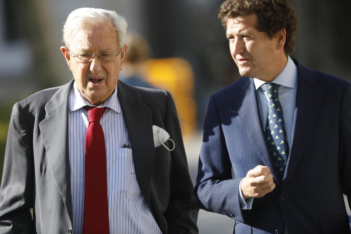 Archivo - El ex embajador de España en Venezuela Raúl Morodo (i) y su abogado Pablo Rodríguez Mourullo a su llegada a la Audiencia Nacional para declarar como imputado por el dinero que él y su entorno habrían recibido de la petrolera venezolana PDVSA, a