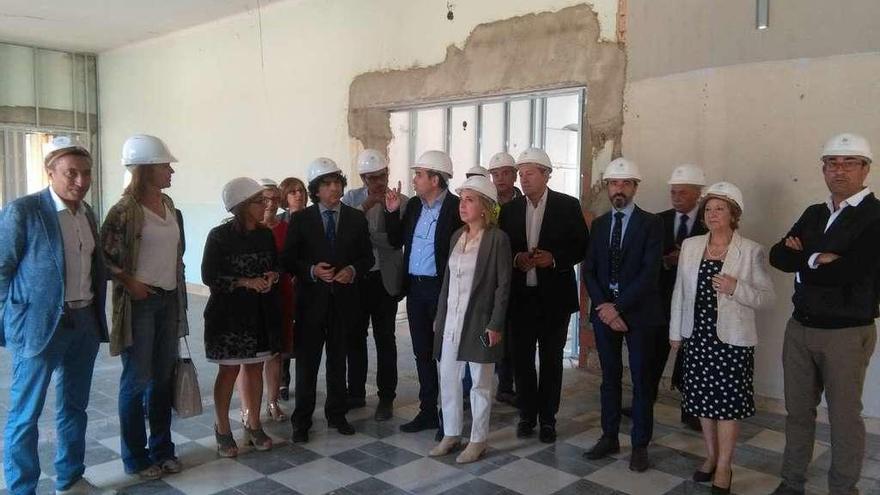 Autoridades y responsables de la asociación de alzhéimer, durante la visita a las obras de Valparaíso.