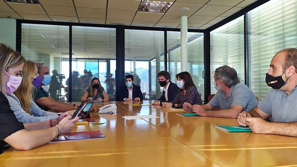 Imatge de la reunió entre PSC, Guanyem, comuns i Junts a Badalona
