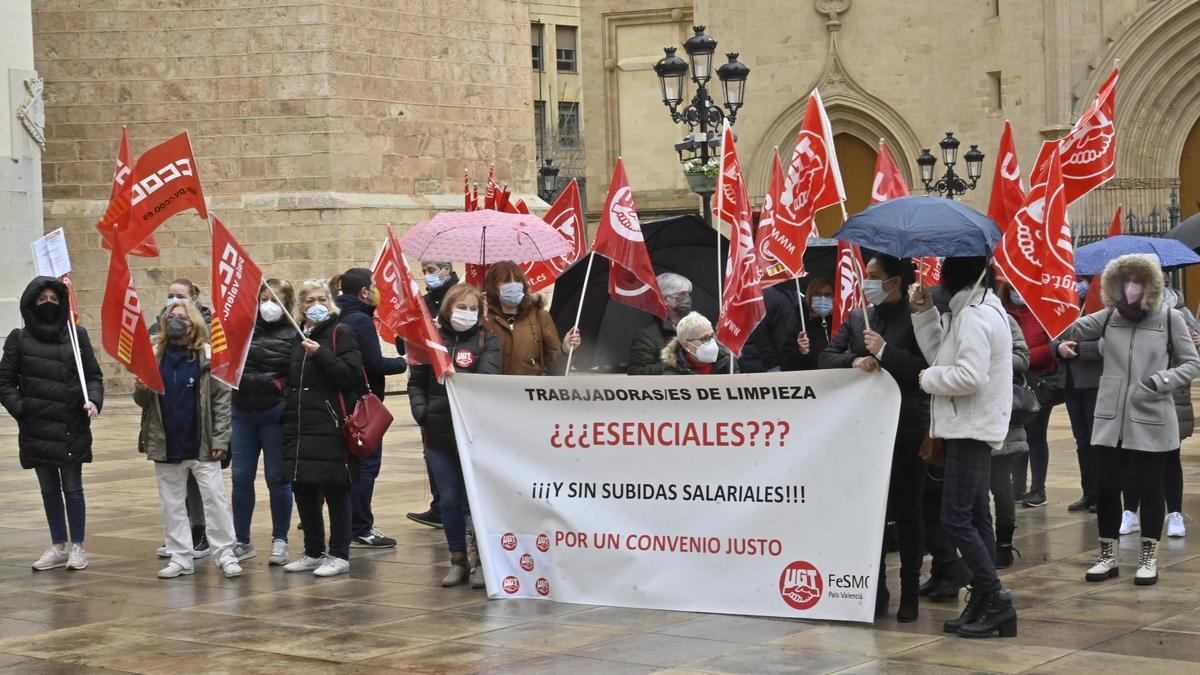 Manifestación de las empleadas de limpieza en la plaza Mayor de Castelló