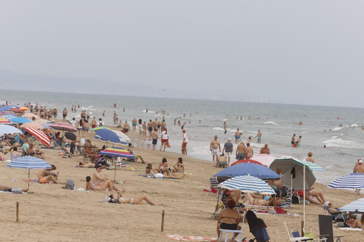 La playa de Gandia, en la zona que ha estado acotada, este mediodía.