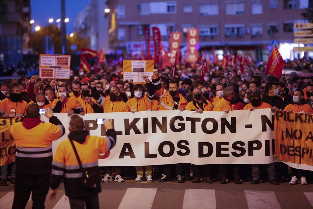 Los trabajadores de Pilkington se manifiestan, acompañados por miles de vecinos en el Port de Sagunt.