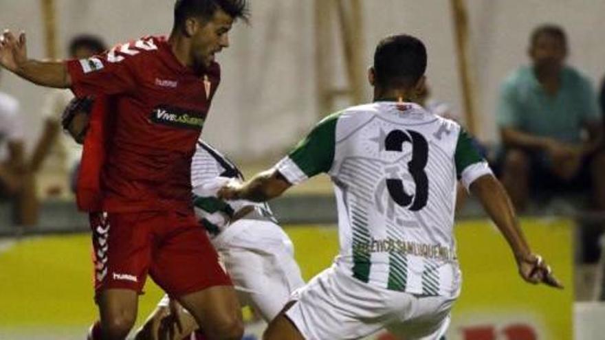 El grana José Ruiz trata de quitarse de encima a dos rivales del Sanluqueño el miércoles en la Copa.