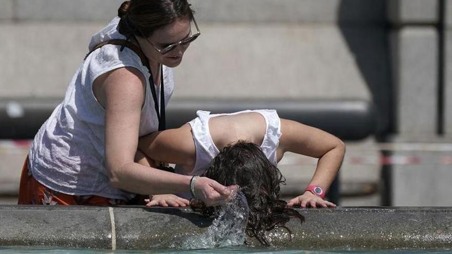 Dues dones es refresquen durant una onada de calor