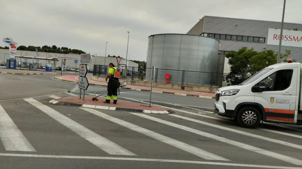 Limpìeza viaria en el polígono Mas del Jutge.