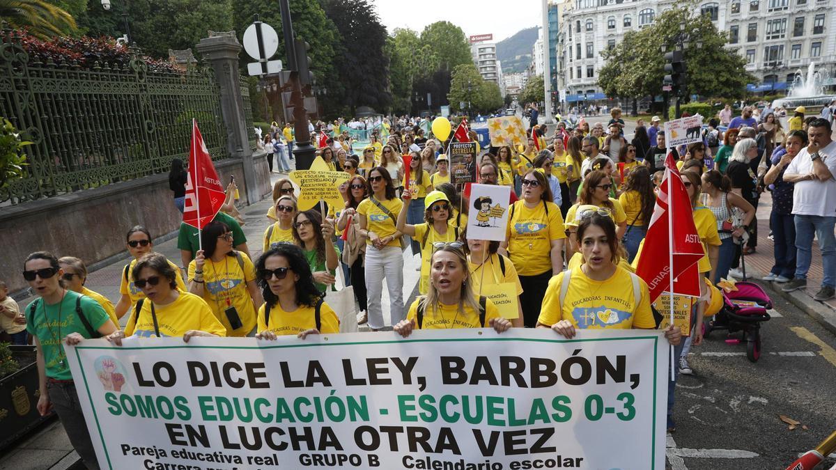 Trabajadoras de las escuelinas, este jueves, frente a la Junta General del Principado.