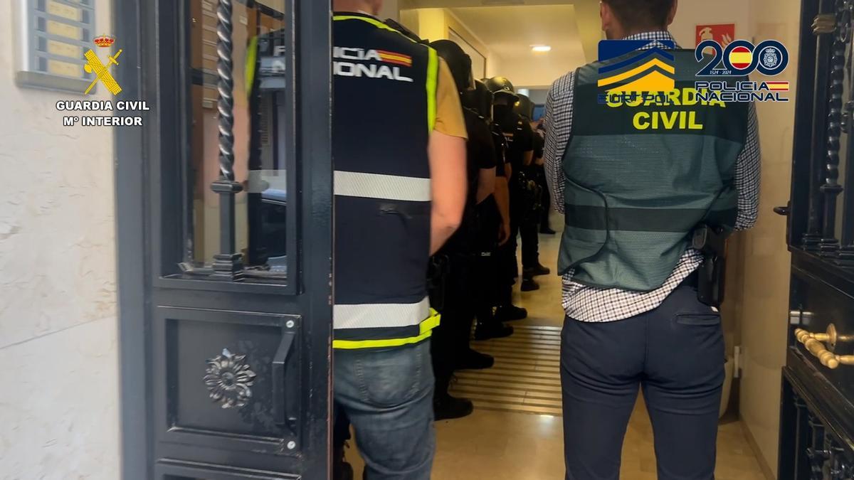 Agentes de la Policía Nacional y de la Guardia Civil, en uno de los registros de la macrooperación contra el tráfico de coches.