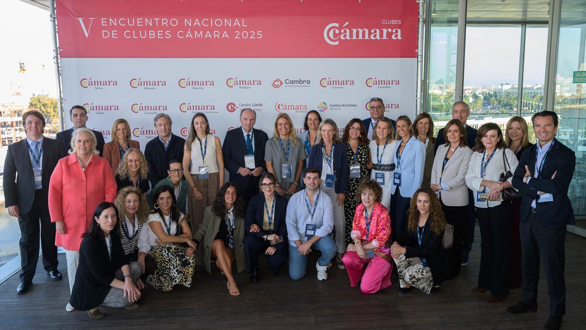 José Vicente Morata, Jorge Linares, e Isabel Galbis con el resto de miembros de Clubes Cámara.