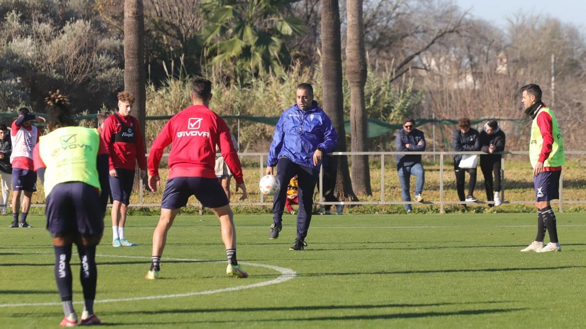 Un momento del entrenamiento del Córdoba CF, este martes, en la Ciudad Deportiva.