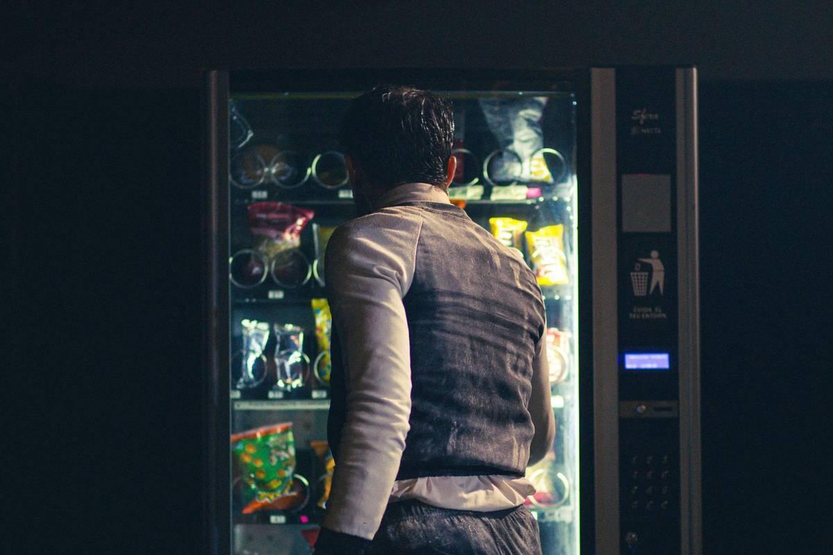 La puesta en escena se compone exclusivamente de una máquina expendedora