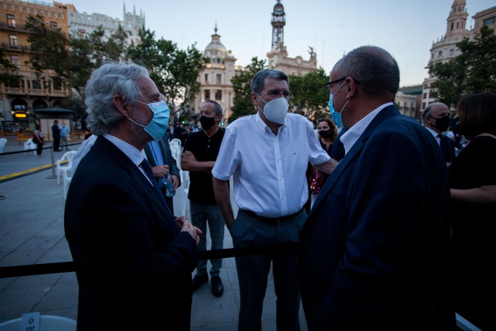 Homenaje a las víctimas del COVID en la plaza del ayuntamiento