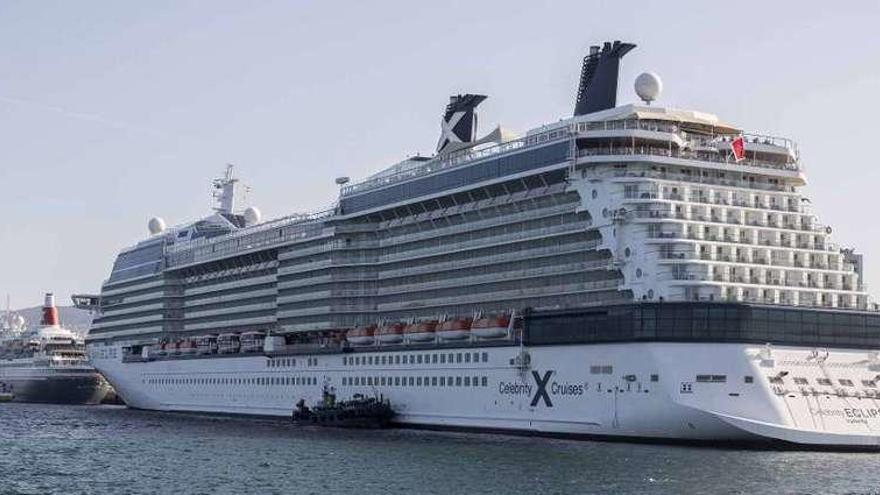 Los cruceros &quot;Black Watch&quot; (izquierda) y &quot;Celebrity Eclipse&quot;, ayer, atracados en Vigo. // Cristina Graña