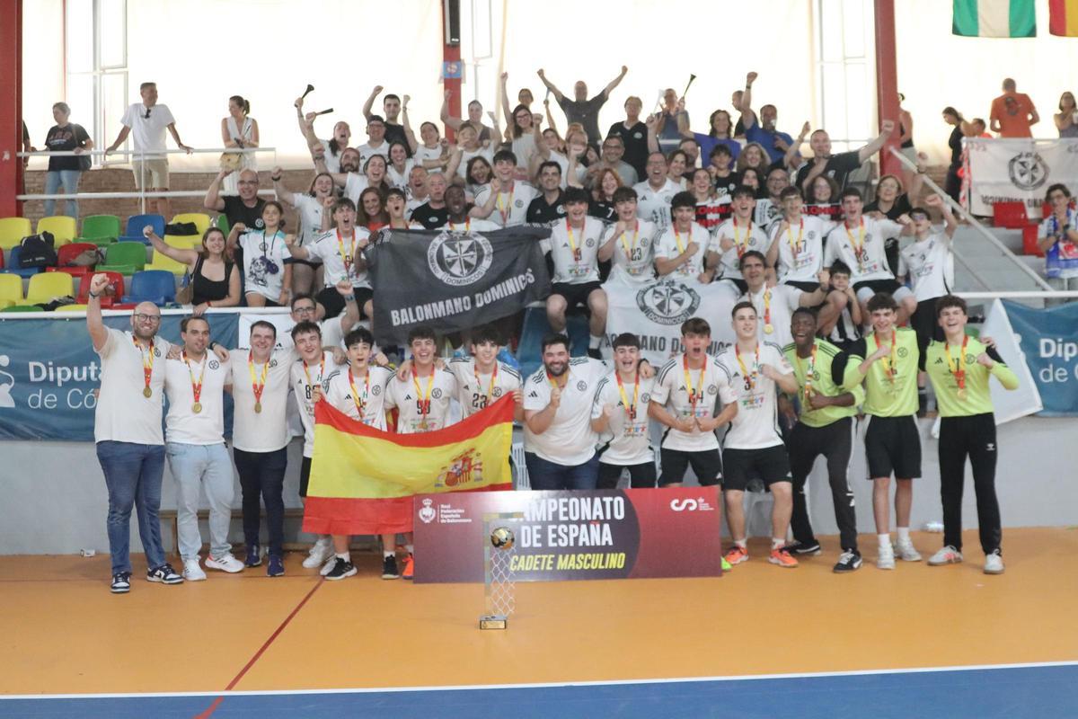 Los jugadores y técnicos del Balonmano Dominicos Zaragoza, con la medalla de oro.