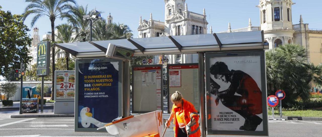 Operaria de la limpieza en la plaza del Ayuntamiento.