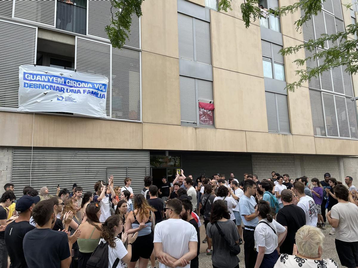 Imatges de l’intent de desnonament de la Nouama d’un pis municipal, aturat pel Sindicat d’Habitatge de Girona abans de l’estiu (SHSC).