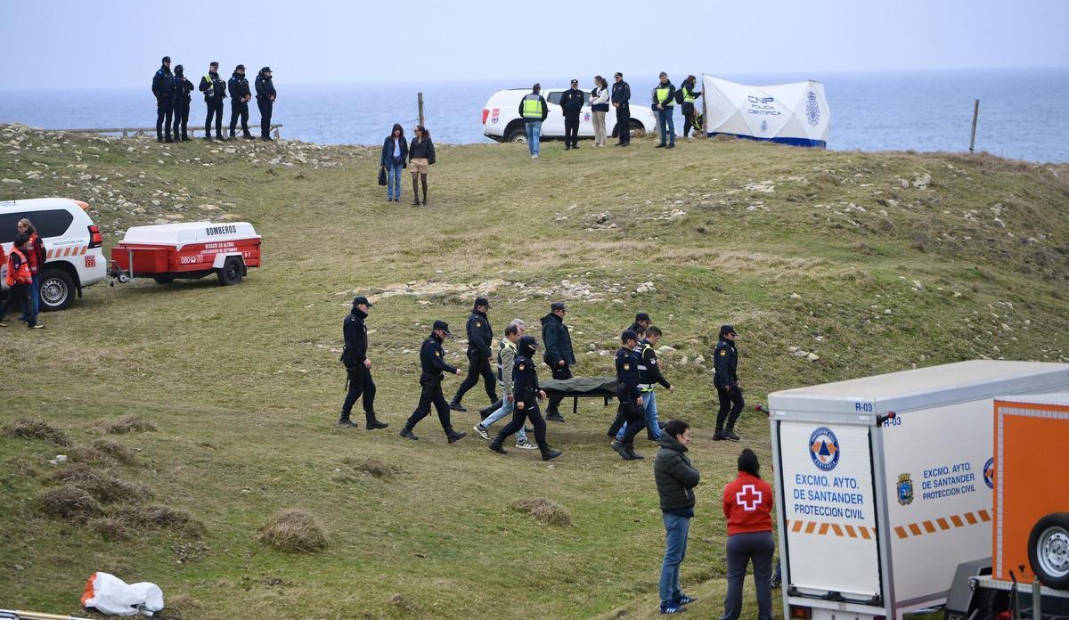 Agentes de los Servicios de Emergencias trabajan en la playa de El Bocal.