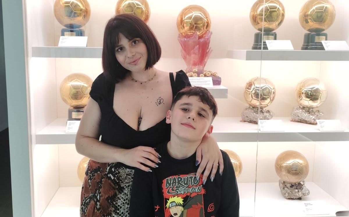 Cristina Voces con su hijo Izan en una visita al museo del Real Madrid