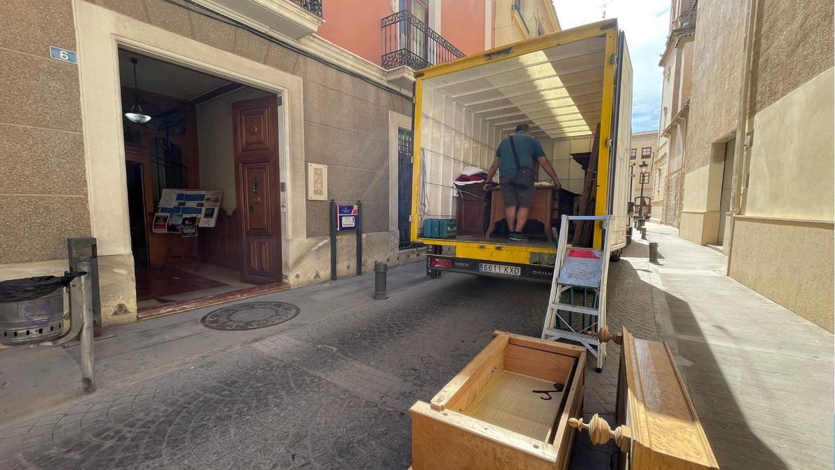 El traslado de los muebles al Centro Cultural Gómez Tortosa.