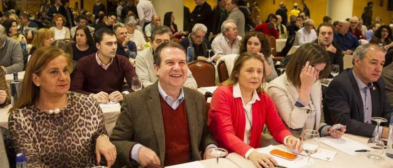 Caballero, flanqueado por Carmela Silva (dcha.) y Concepción Burgo, en una reunión del PSdeG. // O.C.