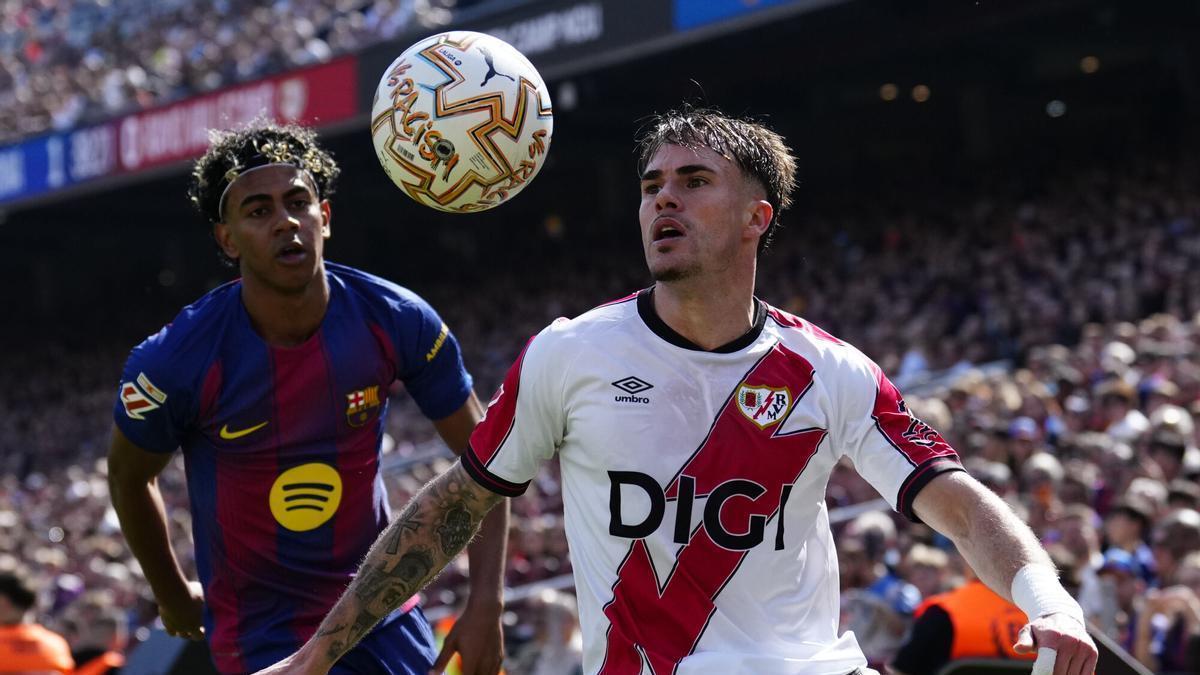 Un cabezazo de Araujo evita el sofocón del Barça ante el Rayo