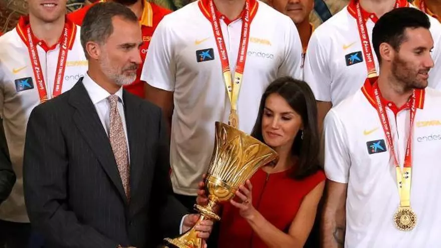 Los Reyes y Pedro Sánchez reciben a los campeones del mundo de baloncesto