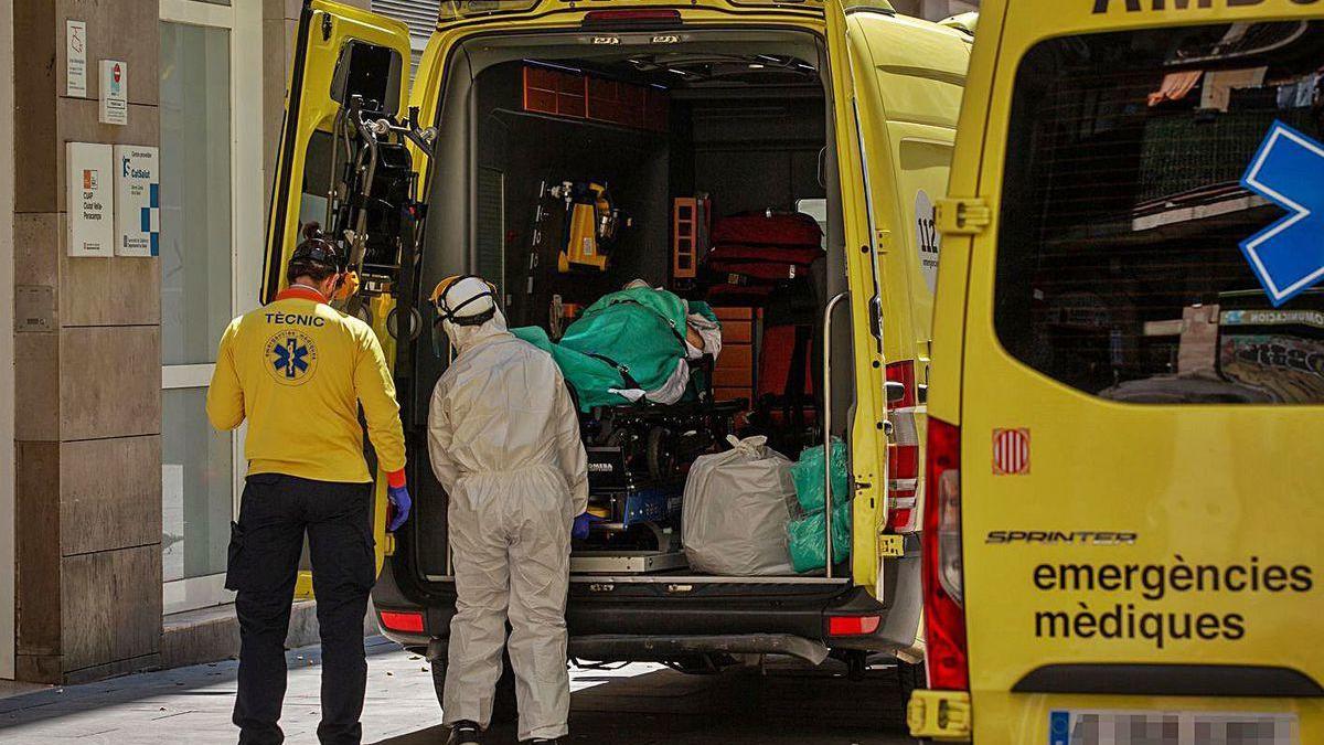 Dos sanitarios, trasladando a un paciente de coronavirus en Barecleona .