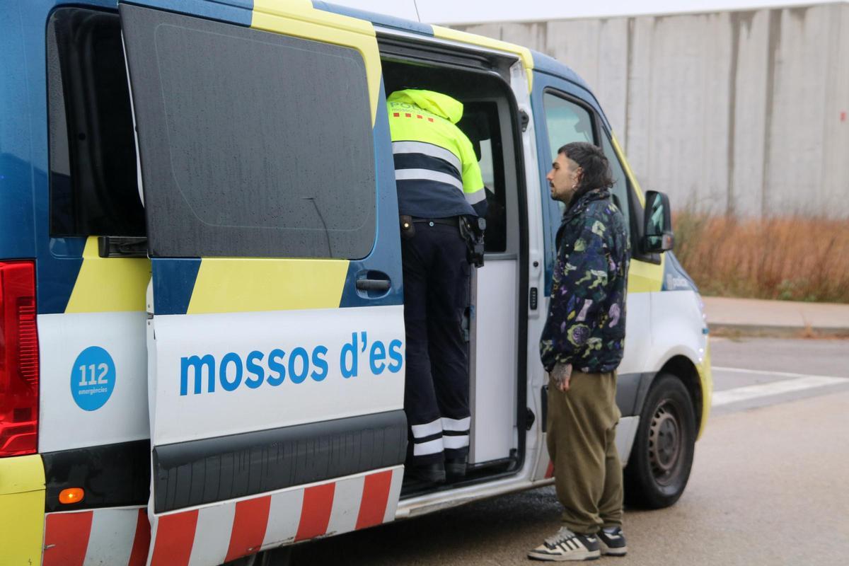 Uno de los asistentes de la 'rave' ilegal de La Sénia junto a Mossos hace unas semanas