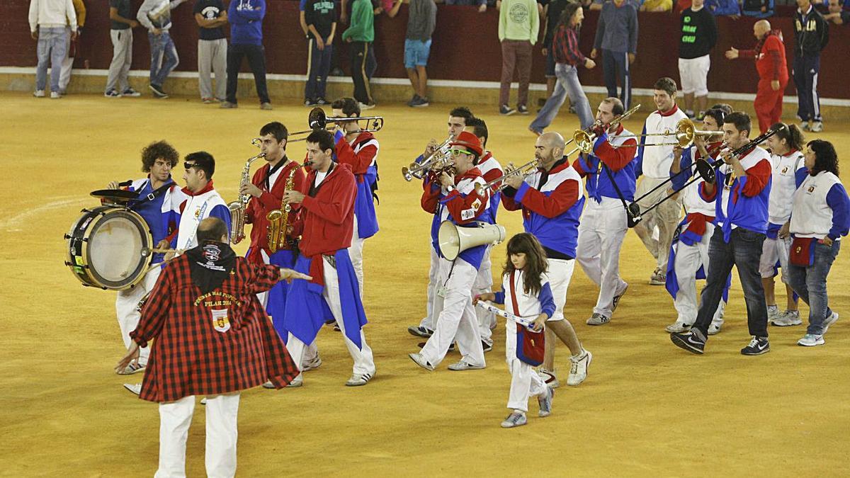 Imagen de archivo de una mañana de vaquillas en la plaza de toros de La Misericordia durante las Fiestas del Pilar.  |