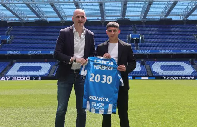 Anuncio de la renovación de Yeramay en el estadio de Riazor