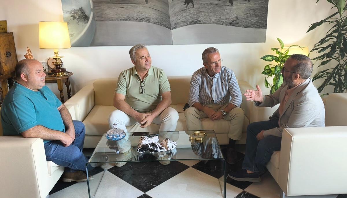 Miguel Ángel Morales, presidente de la Diputación de Cáceres, en la reunión con los representantes de Regantex.