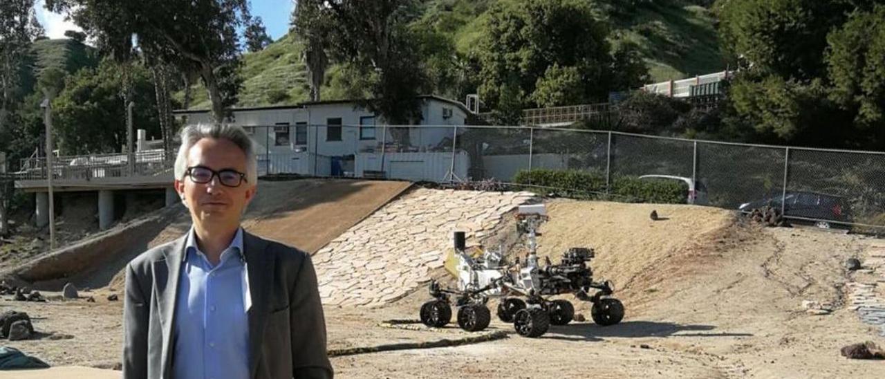 Tirso Velasco, con un Rover, en un laboratorio de la NASA en California.