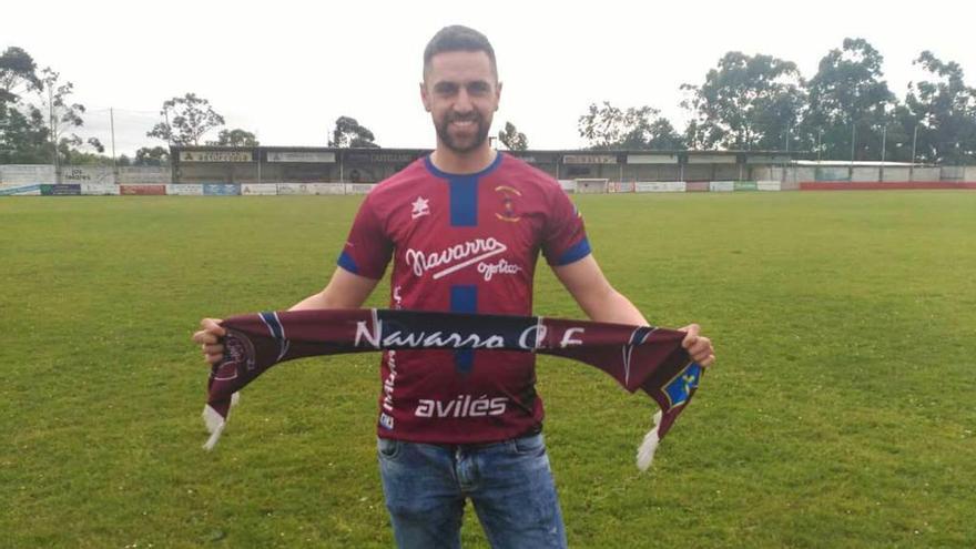 Ramón del Busto posa con la camiseta y la bufanda del Navarro.