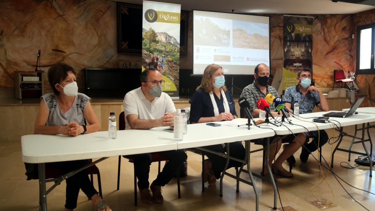 Pla general de la presentació de les troballes als jaciments del Coll del Moro de la Serra d'Almos i el Castellet de Banyoles de Tivissa, amb representants de l'Ajuntament de Cultura i l'equip d'arqueòlegs. Imatge del 8 de juny del 2021 (horitzontal)