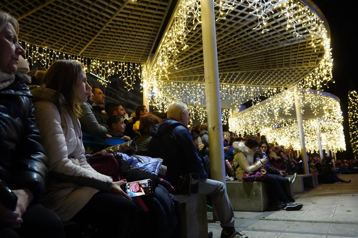 Público sentado en La Marina o plaza de los Sueños de Caja Rural viendo el espectáculo de baile de Escena.