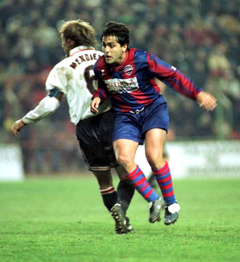 Album de fotos histórico del derbi entre el Valencia y el Levante