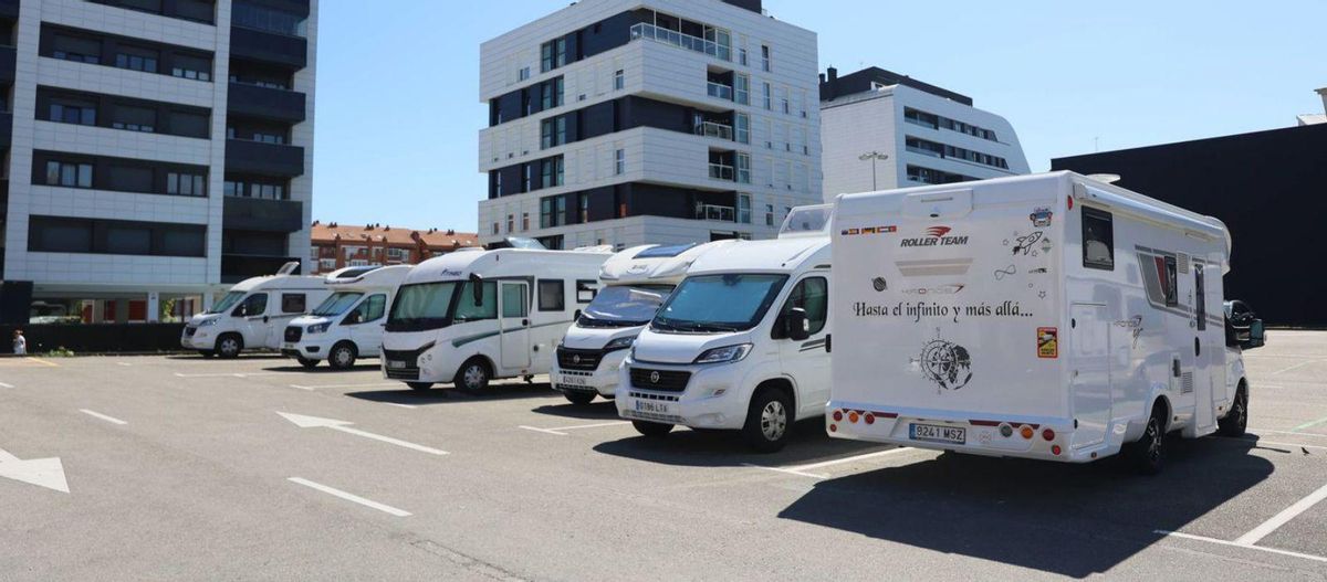 Vista general del área de autocaravanas de La Corredoria. | MARIO CANTELI