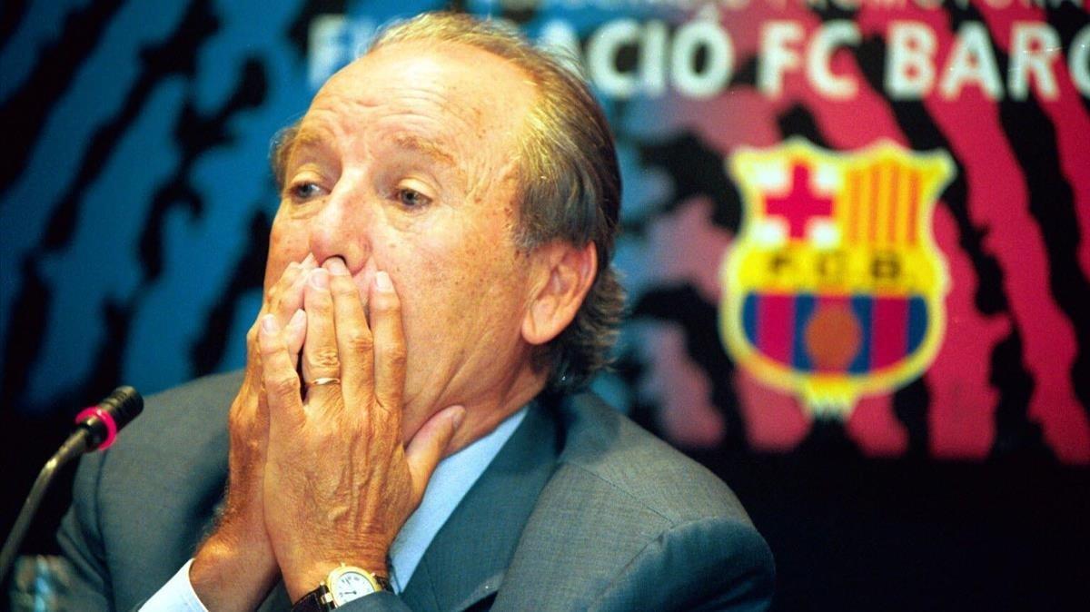 Núñez presenta las cuentas del Barça el 7 de julio del 2000, en su último año como presidente.