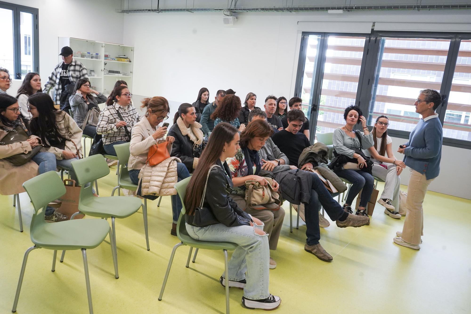 Famílies de potencials estudiants visitant espais de la UManresa i atenent les explicacions que els han donat professionals i alumnes del centre