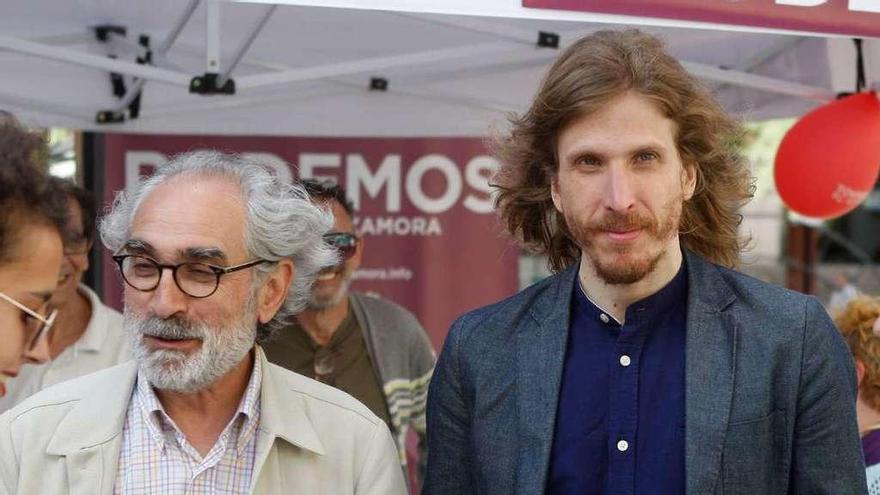 Acto electoral de Podemos con Llamero y el secretario regional, Pablo Fernández