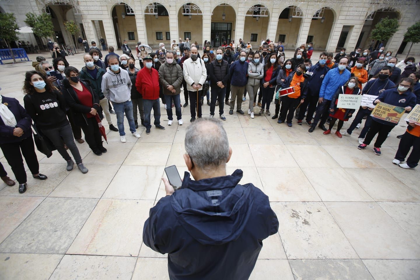 Protesta frente ayuntamiento Alicante retraso obras Edificat