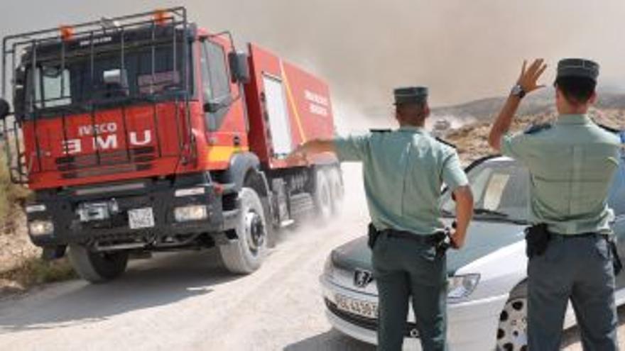 La zona militar facilita la propagación del incendio que arrasa San Gregorio