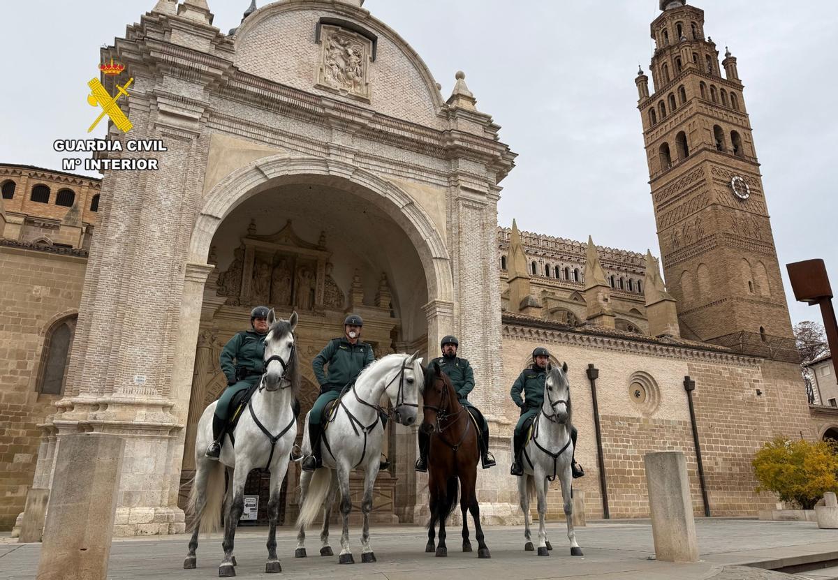 Varios agentes a caballo, frente a la catedral de Tarazona.