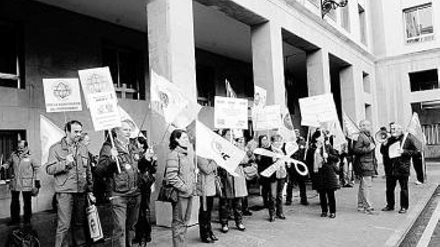 Protesta de sindicatos e interinos, anteayer, en Oviedo.