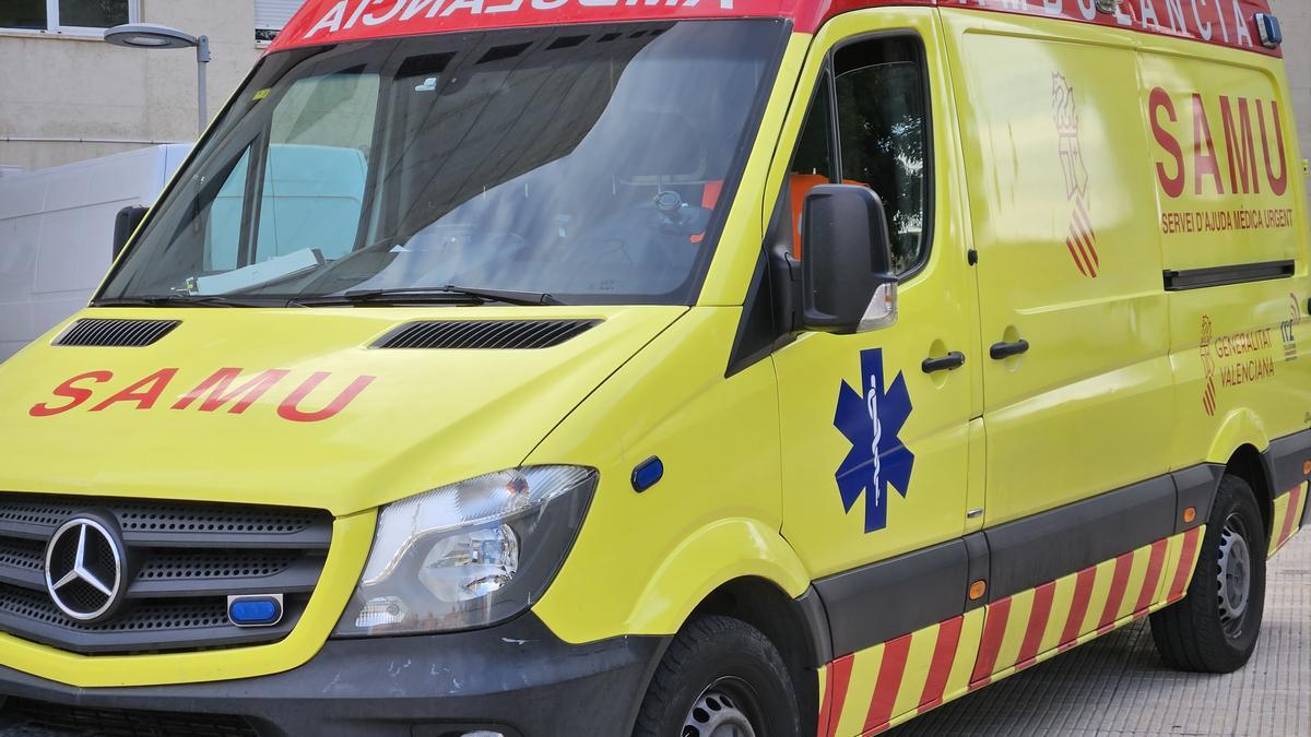 Una ambulancia del SAMU en el Hospital General de Alicante.