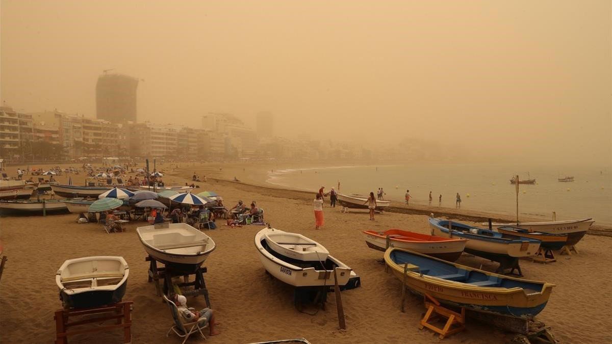 Una imagen de Las Palmas de Gran Canaria con una intensa nube de polvo en suspensión del desierto del Sahara.