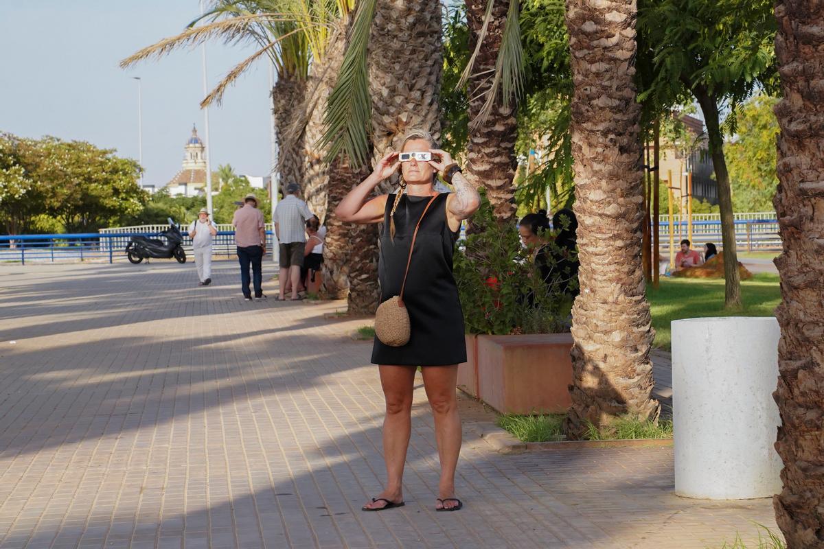 En imágenes: así han vivido los sevillanos el eclipse solar